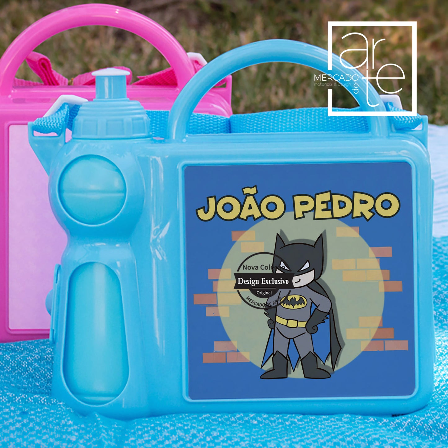 lancheira com divisórias e garrafa personalizada como desejar.