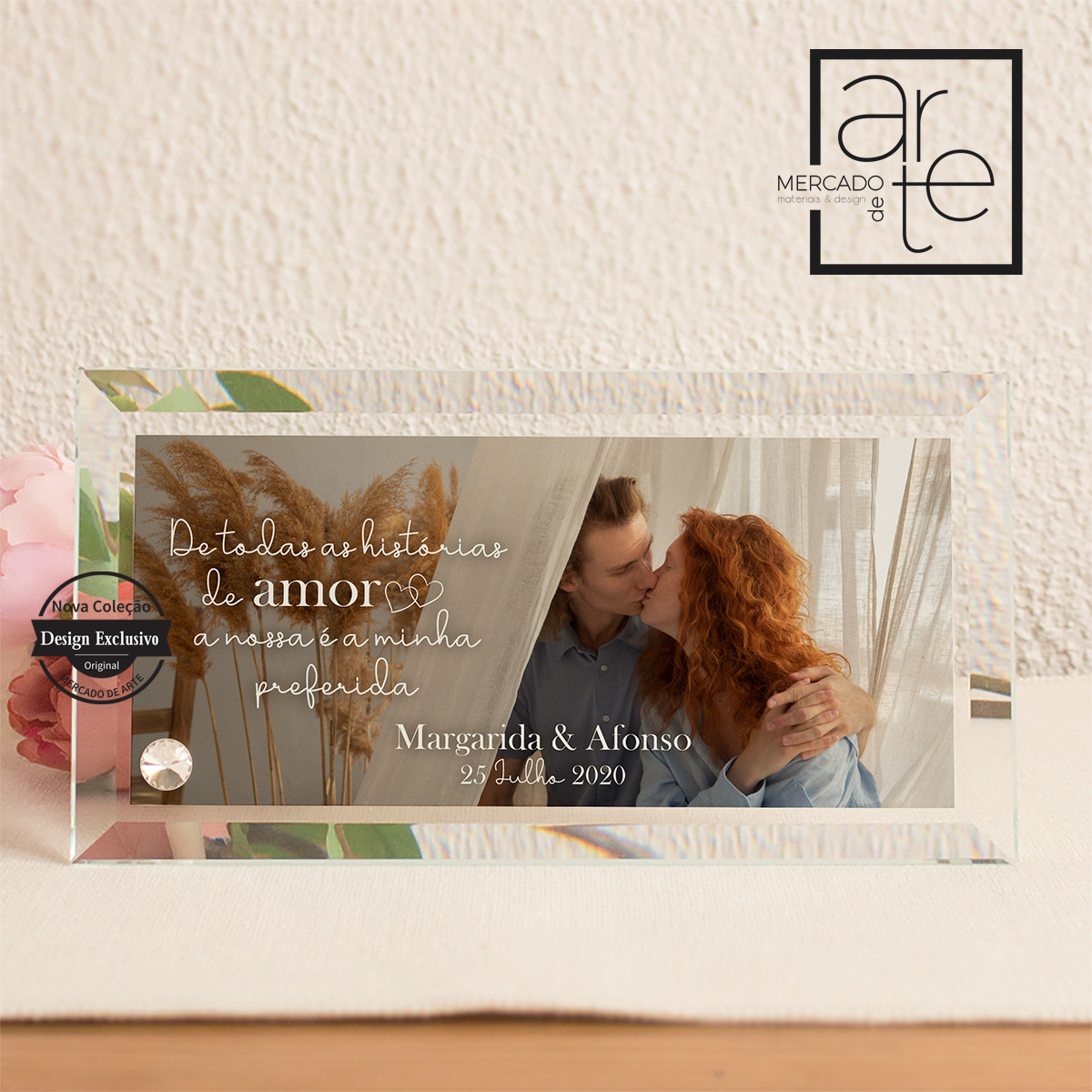 Moldura panorâmica de vidro com gravação de alta qualidade e suporte. "De todas as histórias de amor a nossa é a minha preferida". Pode personalizar com foto e frase a seu gosto. Caixa Incluída.