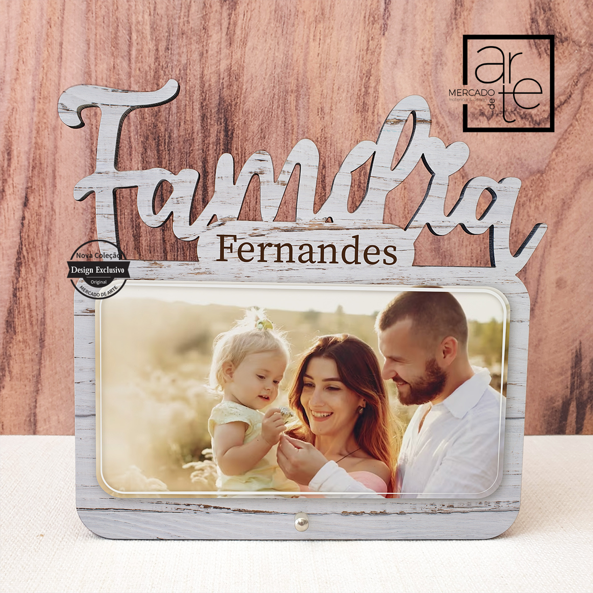 Novidade! Para si ou para oferecer moldura recortada com fotografia e pequena frase uma novidade super gira que pode personalizar com a sua fotografia preferida! Fique atento às novidades e escolha a sua placa para toda a família! REF: MA-PAI199 Material Moldura de madeira recortada.