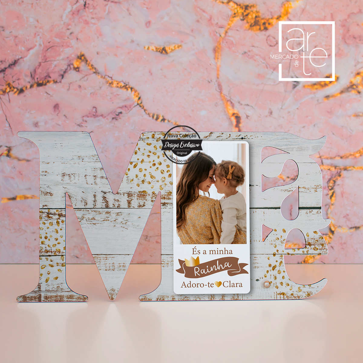 Novidade! Moldura em madeira recortada mãe e avó. Uma das nossas novidades com design exclusivo da nossa loja. Personalize com a fotografia e nomes que desejar. REF: MA-MAE189 Material Madeira.