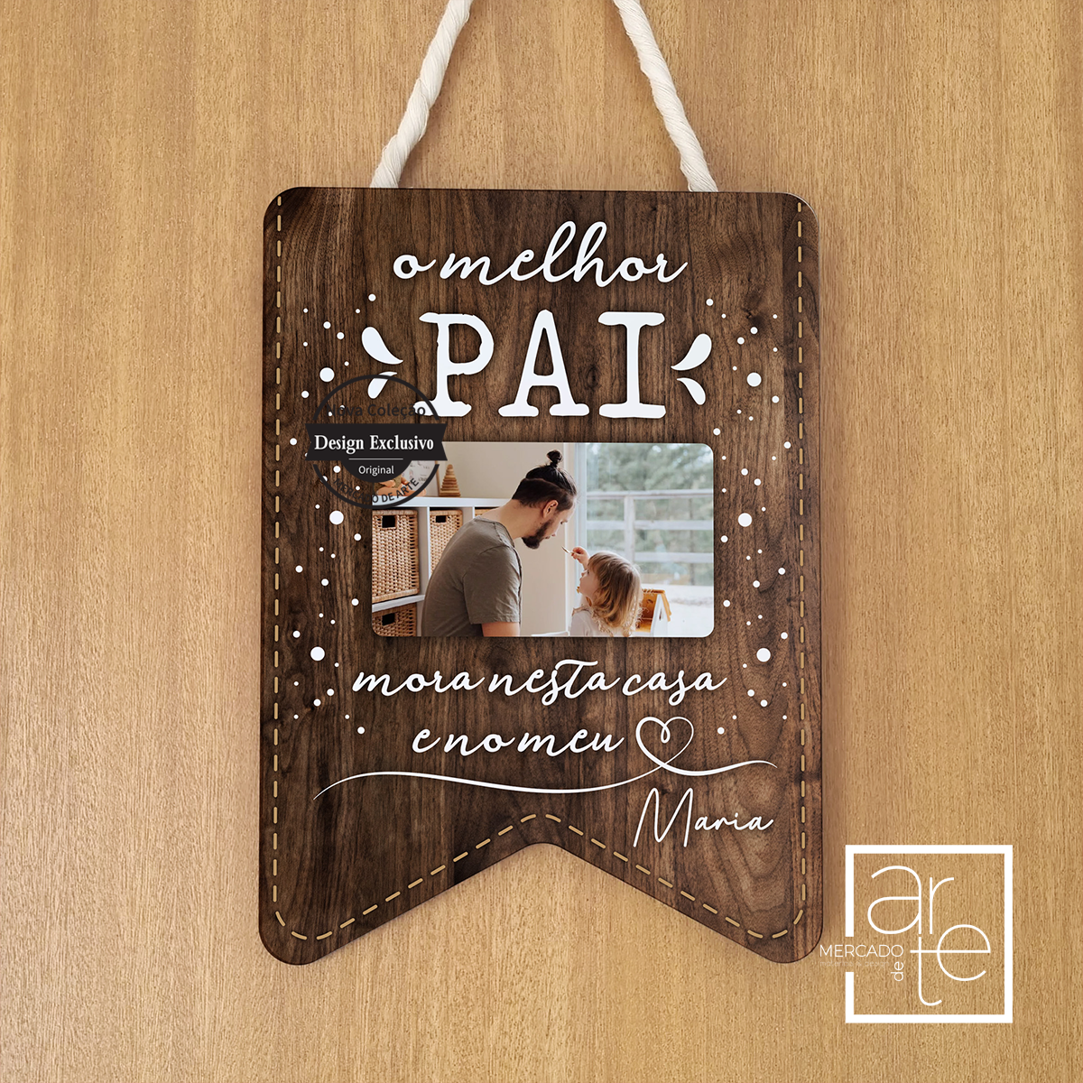 Quadro/placa de madeira com gravação de pequeno texto e fotografia. Escolha a sua fotografia preferida e surpreenda com um presente super especial quem mais importa. Inclui corda em macramê