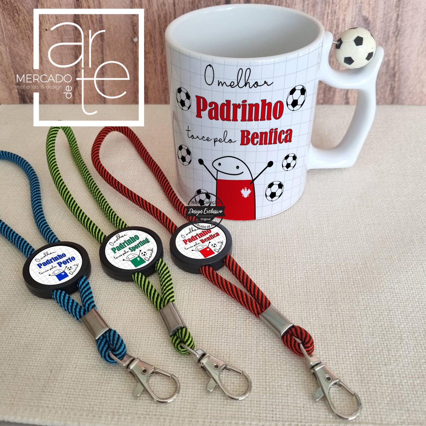 Conjunto de caneca de cerâmica com bola e porta-chaves fita "clubes"