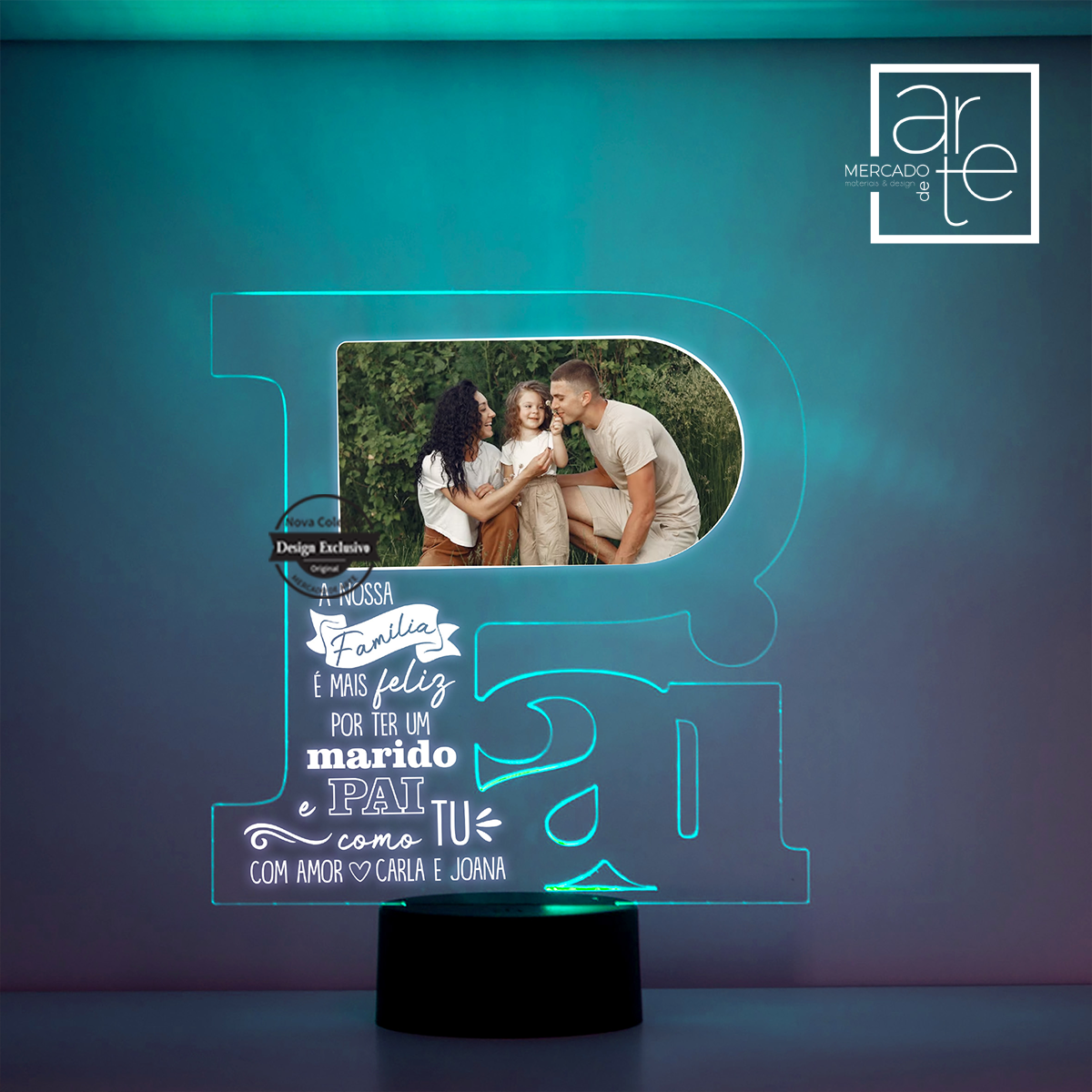 Crie um ambiente super acolhedor com a moldura PAI Led fotografia com 16 cores de luzes e comando para ir alterando ao seu gosto. Pode personalizar com fotografia que desejar, pequena frase.