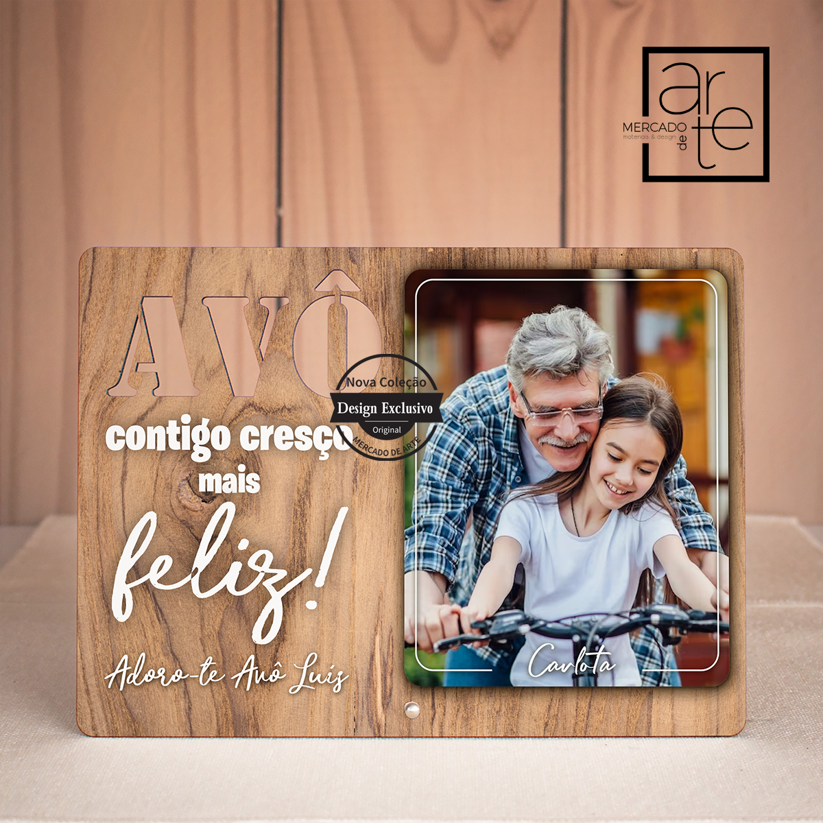 Encontre connosco presentes para toda a família! Moldura de madeira com a palavra Avô recortada. Personalize com a fotografia e frase que desejar. REF:MA-AVOS159 Material Madeira, Medida 24x17.50cm.