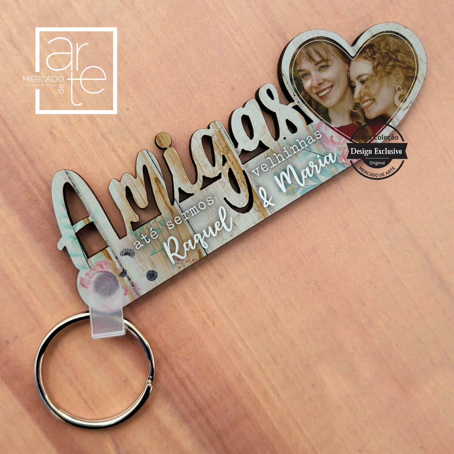 MA-AMI068Porta-chaves em madeira recortada com a palavra amigas. Aproveite a nossa sugestão de frase ou personalize com a sua. Escolha a fotografia especial com a sua amiga e voilá um presente super especial personalizado por si!