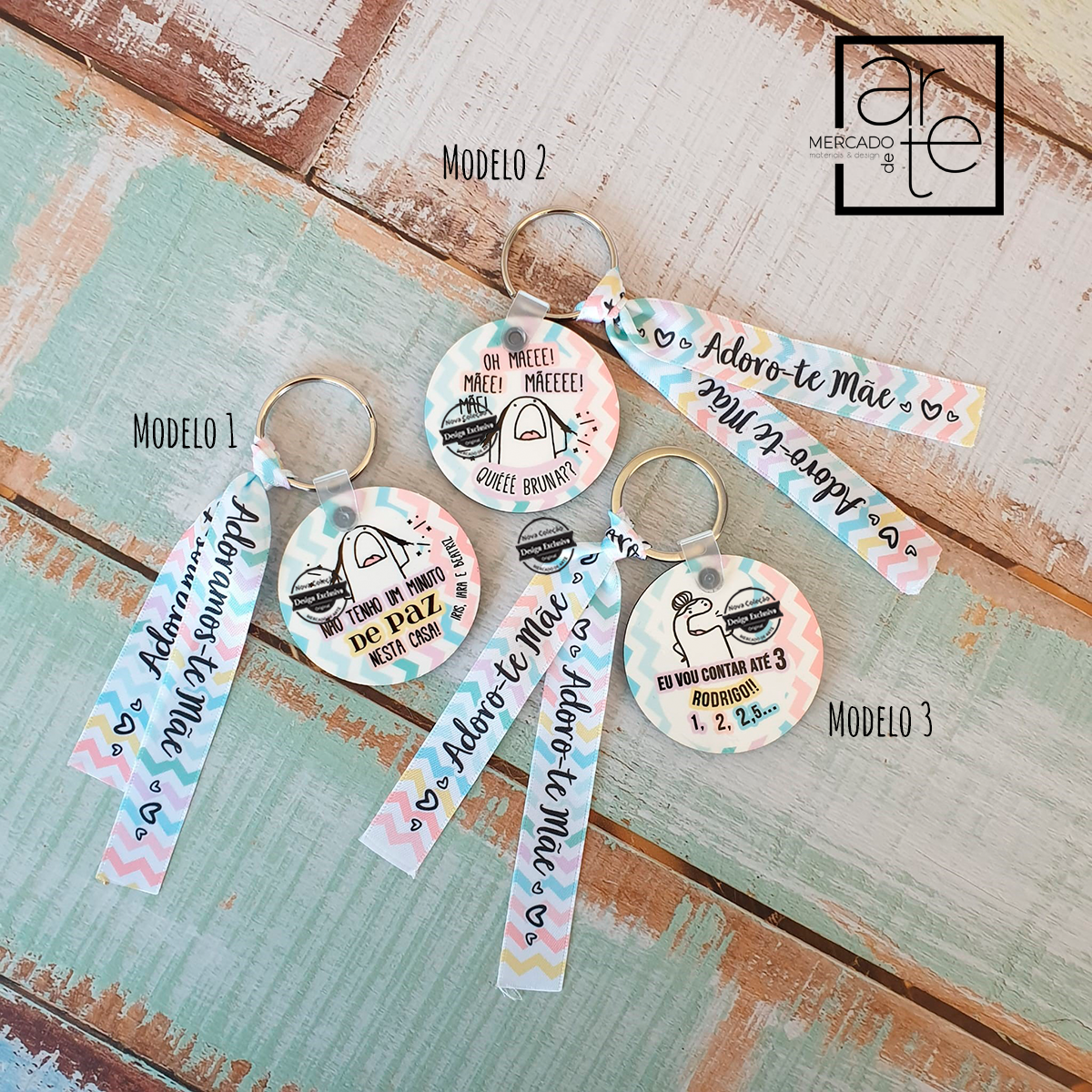 Novidade dia da mãe! Uma sugestão super divertida de presente para dia da mãe! Escolha o seu porta-chaves preferido e personalize com pequena frase que desejar. Vendidos separadamente e disponíveis em 3 modelos diferentes. REF: MA-MAE214 Material fita de tecido. Pvc.