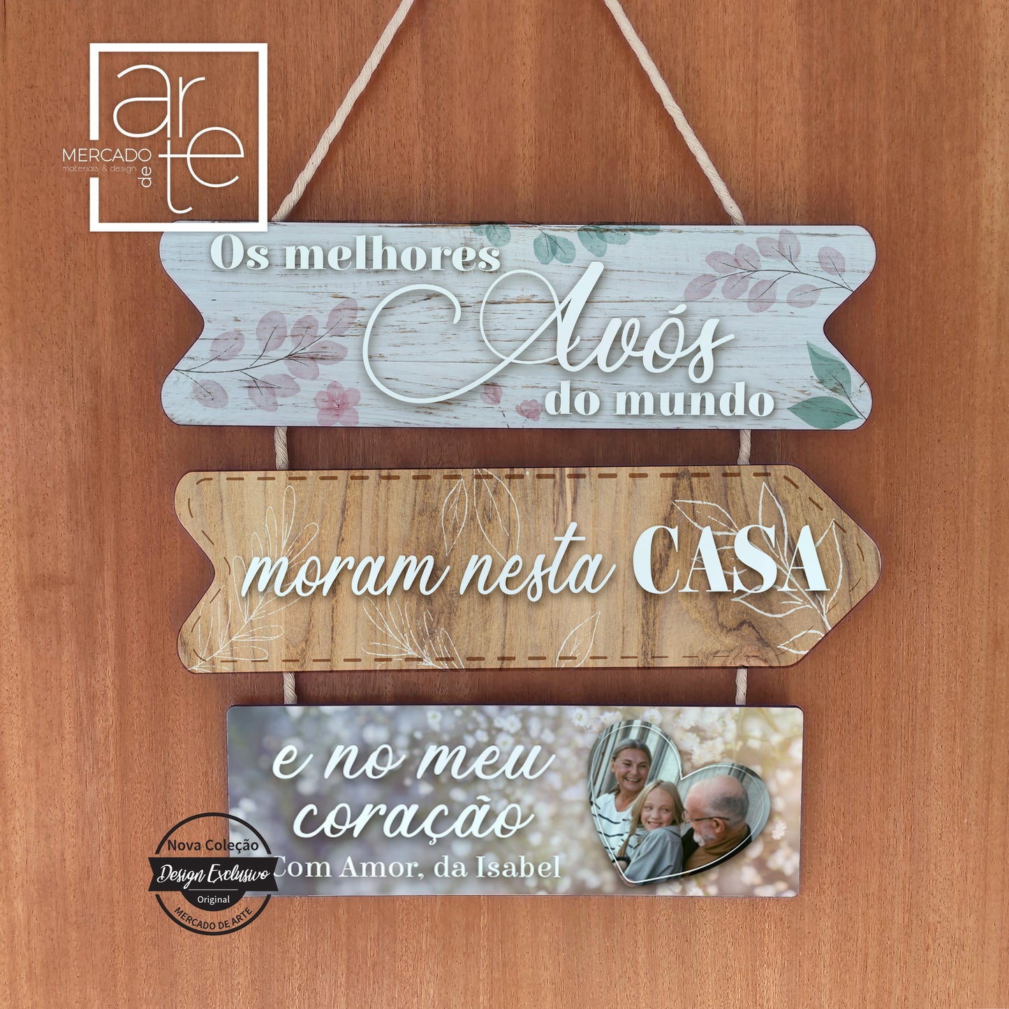 Quadro triplo " Os melhores avós do mundo moram nesta e no meu coração " em madeira e corda macramé, pode personalizar com a frase a seu gosto. Aproximadamente : 47 x 34 cm Aquele pormenor que faltava em casa de quem cuida de nós e personalizado por si!