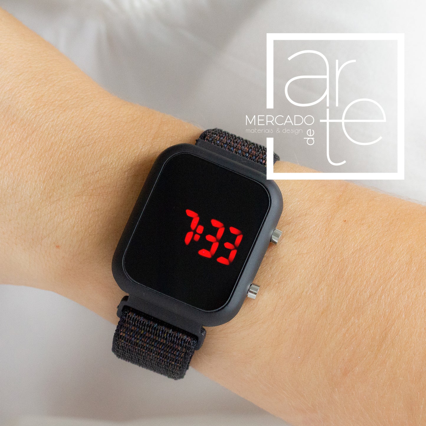 Relógio digital com bracelete ajustável em tecido