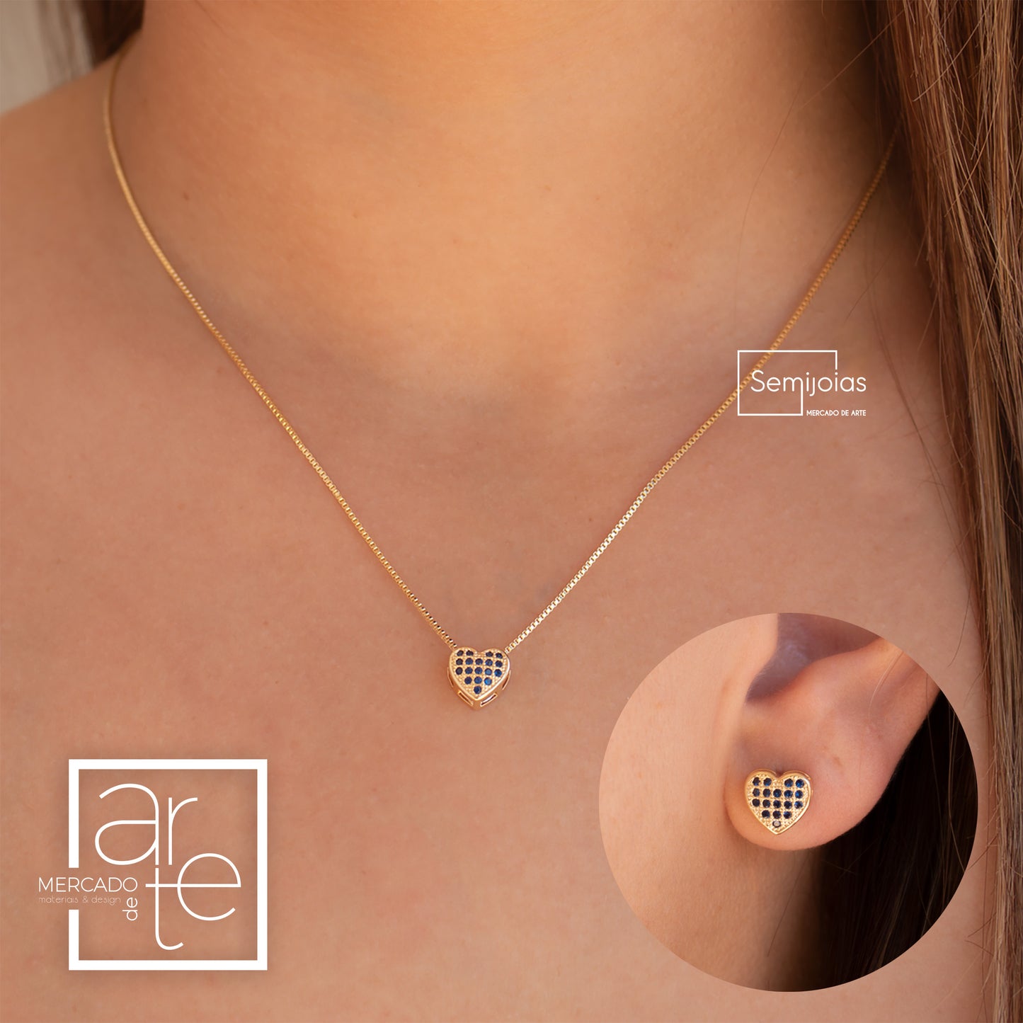 Uma grande tendência em Semijoias, os conjuntos de fio e brinco em coração dá um toque sublime ao seu look e o brilho destas semijoias é inconfundível. Este conjunto tem banho de ouro 18k e zircónias azuis. Inclui a caixa para acondicionar de forma correta e juntamente com o nosso Manual de cuidados vai manter a sua semijoia como nova.
