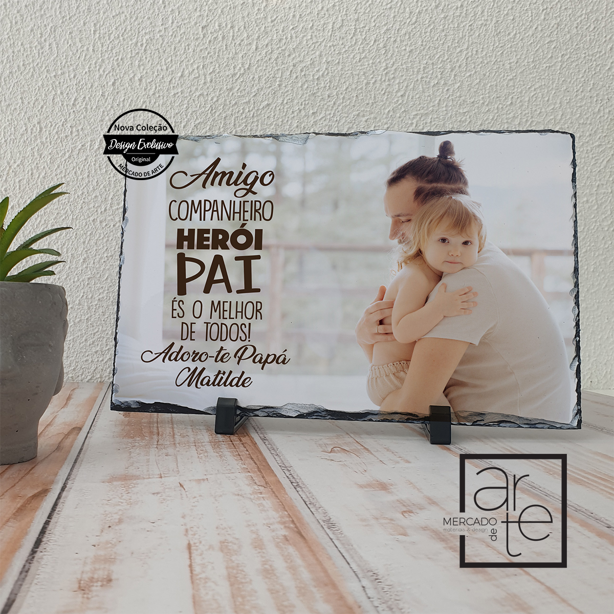 As nossas molduras de xisto são um excelente presente para eternizar os momentos mais importantes para si. Além de uma gravação de alta qualidade pode também colocar uma frase escolhida por si que se adapte ao momento. Inclui suporte e caixa Incluída.