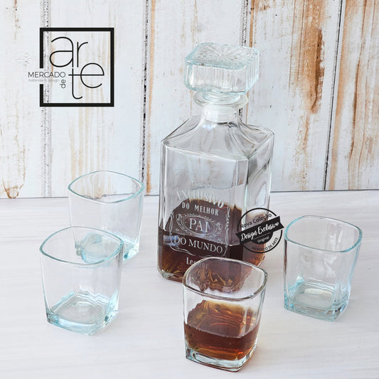 <span>Conjunto de whisky "Para uso exclusivo do melhor PAI" com design clássico e fabricado em vidro. Inclui 4 copos de 200 ml e uma garrafa de 1l, com tampa de vidro.</span><br>