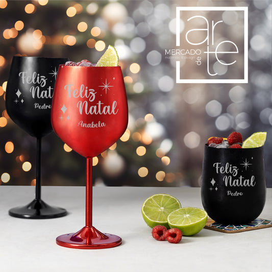  A juntar a toda a decoração de Natal temos mais uma novidade super especial para si!  Decore a sua mesa de natal com os nossos copos de Natal inquebráveis. E que tal no final da noite os copos serem um presente de Natal? Vão fazer um sucesso na mesa de natal e impossível passar despercebido.  Copo alto 540 ml Copo raso 480m Material: alumínio e caixa incluída  Melhor ainda pode personalizar um a um! Pode usar em todos os natais pois não se parte e qualidade premium!  Para quantidades o preço é especial.