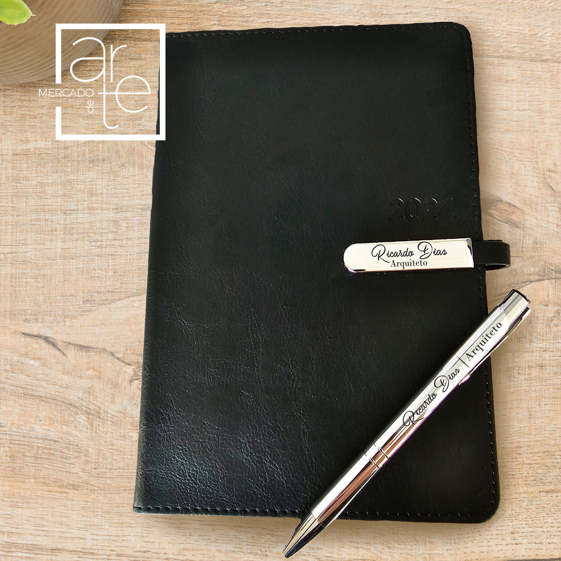 Agenda 2024 " Profissão " tamanho A5 com capa pele sintética e com fecho metalizado. Modelo super elegante para profissionais de qualquer área. Pode personalizar com texto que desejar. Conjunto agenda e caneta metalizada.  Medida: 21x14,50cm.
