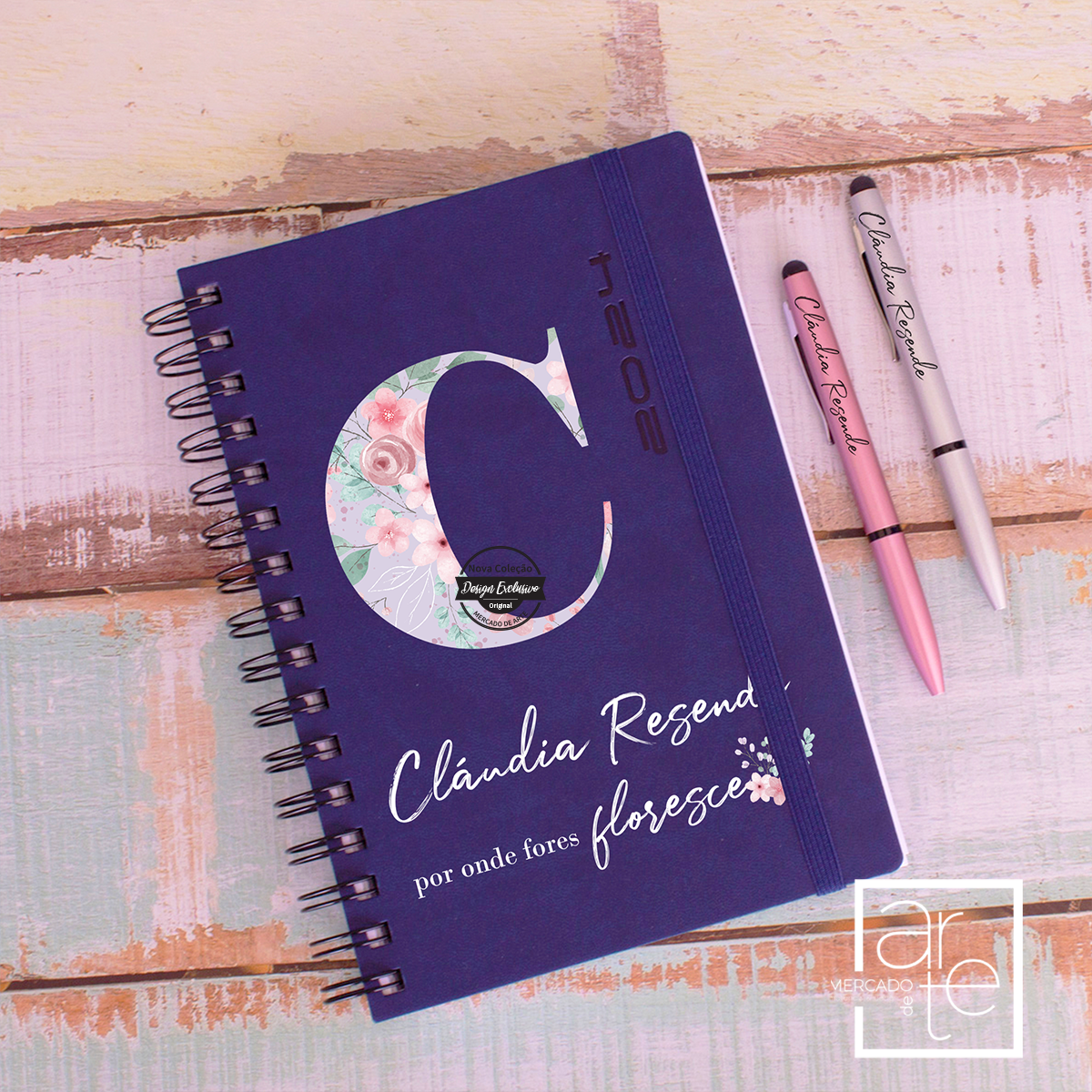 Novidade!  Agenda diária A5 2024 inicial "Onde flores floresce" com argolas e elástico, tamanho A5, opção de compra com caneta metalizada em prateado ou rosa gold.  REF:MEG094