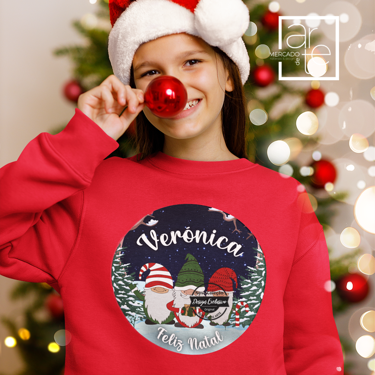  Sweat de Natal da nossa coleção de gnomos super natalícios, e agora disponível também em vermelho! Personalize com nome e pequena frase que desejar. Composição: 80 % algodão e 20 % poliéster , cardadas com 280gr. Vários desenhos disponíveis.  Tamanhos disponíveis criança: 3-4 anos /5-6 anos/ 7-8 anos/ 9-11 anos/ 12-14 anos   REF:MA-NAT124