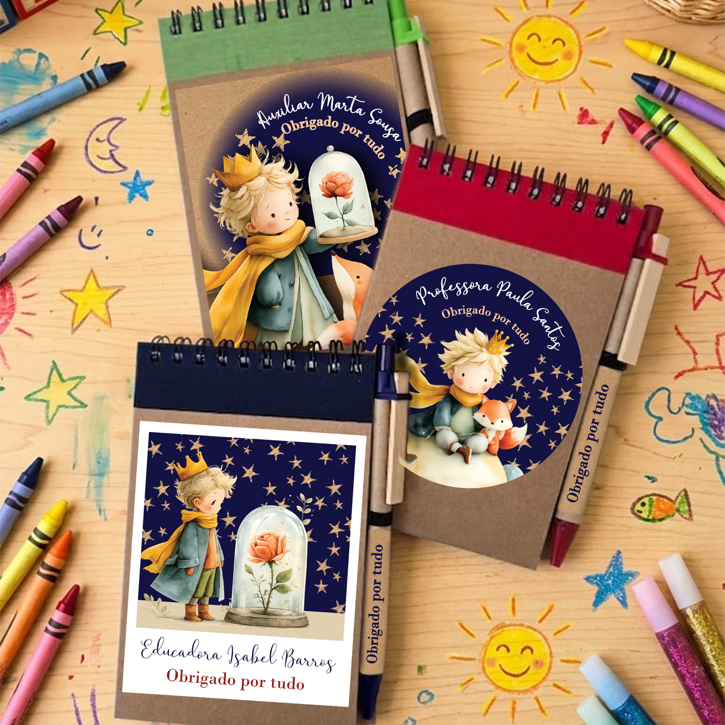 Notepads
O presente perfeito para agradecer a quem deixa uma marca no coração dos nossos pequenos! Inspirados na magia do Principezinho, estes blocos de notas são totalmente personalizáveis com o nome da professora, educadora ou auxiliar.
Design Único: Ilustrações encantadoras com a rosa e a raposa.
Kit Completo: Inclui bloco de notas com capa em cartão kraft e uma caneta a condizer com a mensagem "Obrigado por tudo".
Personalizável: Adapta o nome e o cargo para um miminho verdadeiramente especial.
