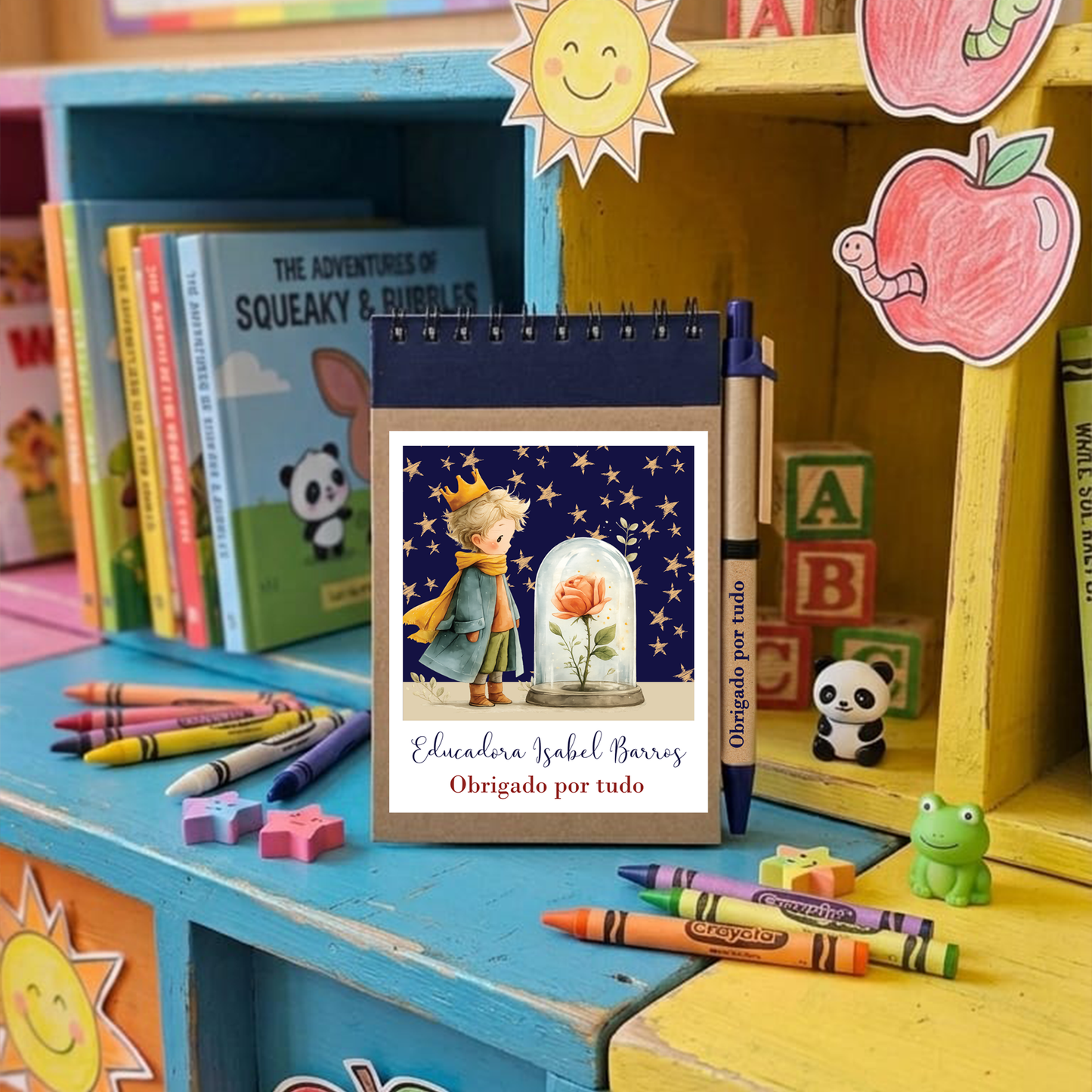 Notepads
O presente perfeito para agradecer a quem deixa uma marca no coração dos nossos pequenos! Inspirados na magia do Principezinho, estes blocos de notas são totalmente personalizáveis com o nome da professora, educadora ou auxiliar.
Design Único: Ilustrações encantadoras com a rosa e a raposa.
Kit Completo: Inclui bloco de notas com capa em cartão kraft e uma caneta a condizer com a mensagem "Obrigado por tudo".
Personalizável: Adapta o nome e o cargo para um miminho verdadeiramente especial.
