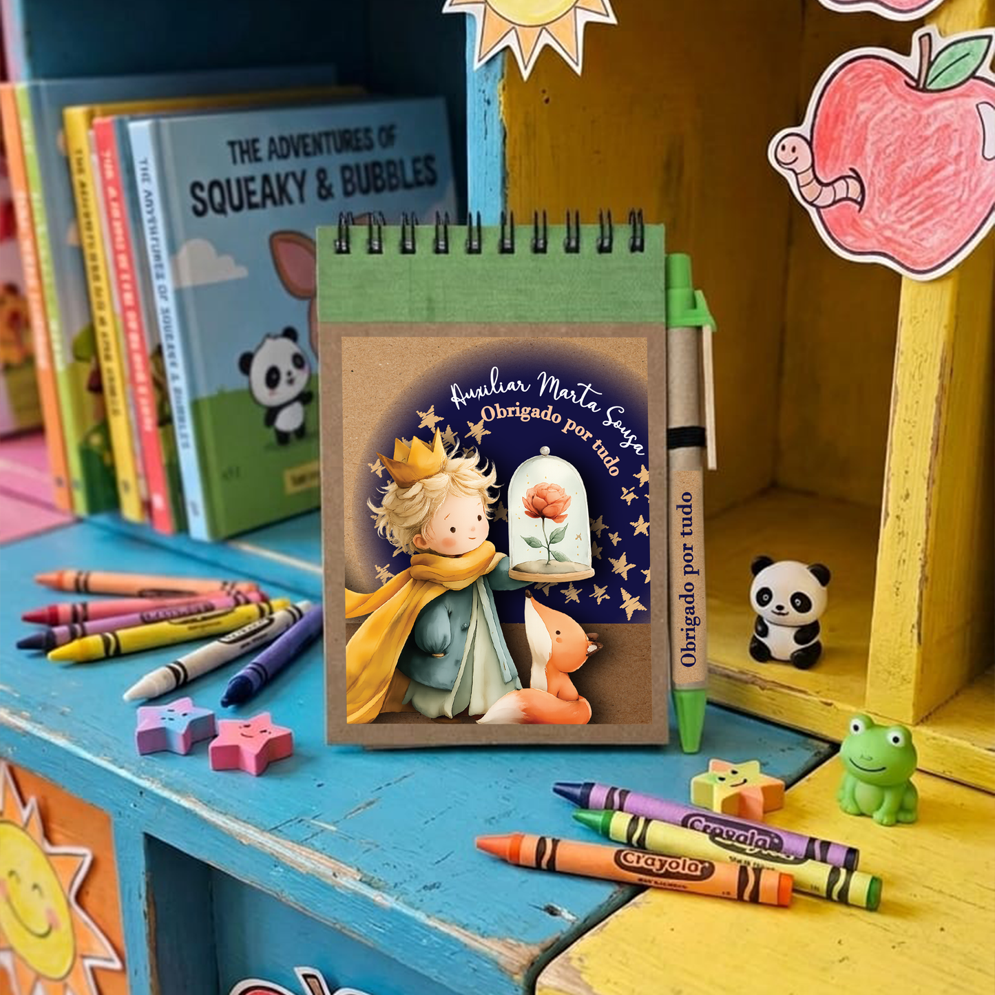 Notepads
O presente perfeito para agradecer a quem deixa uma marca no coração dos nossos pequenos! Inspirados na magia do Principezinho, estes blocos de notas são totalmente personalizáveis com o nome da professora, educadora ou auxiliar.
Design Único: Ilustrações encantadoras com a rosa e a raposa.
Kit Completo: Inclui bloco de notas com capa em cartão kraft e uma caneta a condizer com a mensagem "Obrigado por tudo".
Personalizável: Adapta o nome e o cargo para um miminho verdadeiramente especial.
