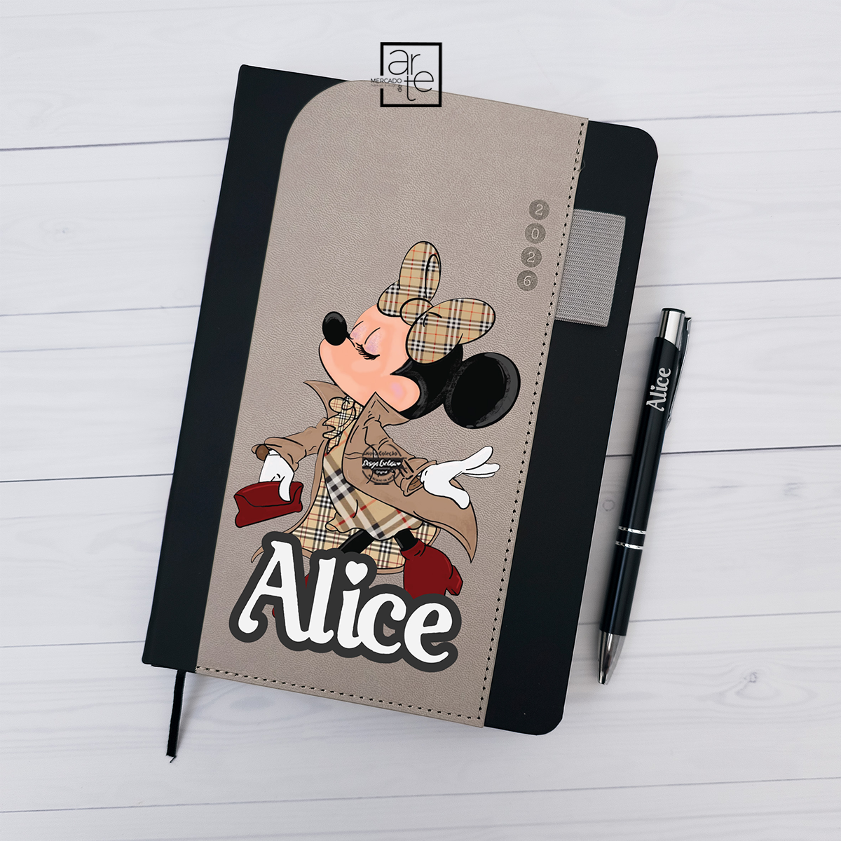 Agenda diária 2026 com caneta "Minnie Chique"