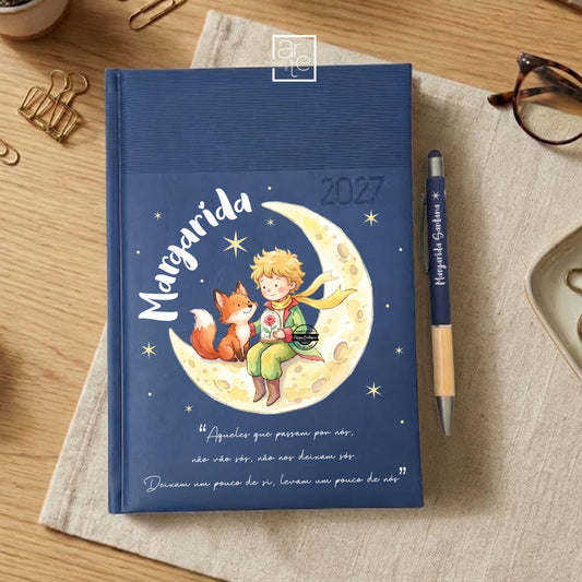 Começa 2027 com tudo organizado com esta&nbsp;agenda diária de argolas personalizada do principezinho.
Agenda Principezinho "Aqueles que passam por nós não vão sós, não nos deixam sós. Deixam um pouco de si, levam um pouco de nós", prática, original e com um design moderno, é perfeita para planear compromissos, tarefas, objetivos e momentos especiais.

💙 Características:
📅 Agenda diária 2027
📸 Capa personalizada frase e imagem que desejar
💙 Capa azul com design moderno e divertid
✨ Ideal para organizaçã