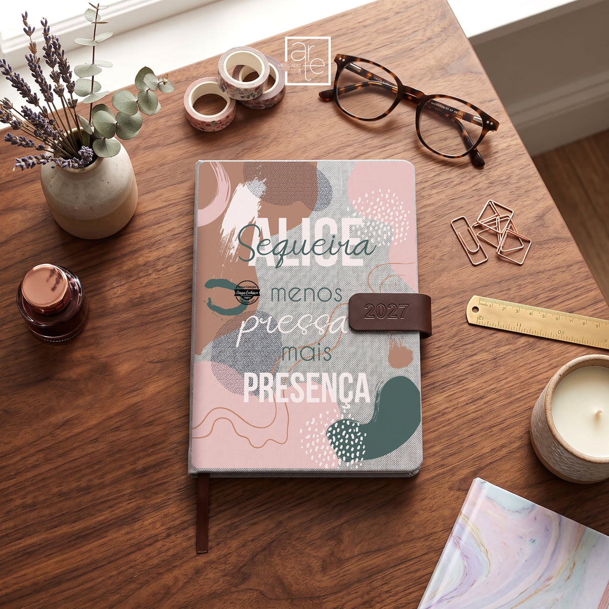 Começa 2027 com tudo organizado com esta agenda diária personalizada.
Agenda em tecido cinza personalizada "Menos pressa, mais presença", prática, original e com um design moderno, é perfeita para planear compromissos, tarefas, objetivos e momentos especiais.

💙 Características:
📅 Agenda diária 2027
📸 Capa personalizada com frase e imagem que desejar
💙 Capa tecido cinza com design moderno e divertido
✨ Ideal para organização diária
🎁 Perfeita para oferecer

Se procuras uma agenda personalizada 2027, pr