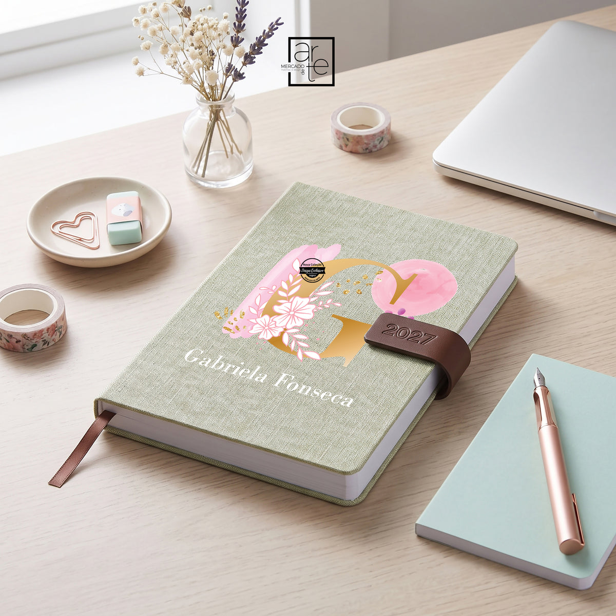 Começa 2027 com tudo organizado com esta agenda diária personalizada.
Agenda em tecido cinza personalizada com inicial e nome, prática, original e com um design moderno, é perfeita para planear compromissos, tarefas, objetivos e momentos especiais.

💙 Características:
📅 Agenda diária 2027
📸 Capa personalizada com frase e imagem que desejar
💙 Capa tecido cinza com design moderno e divertido
✨ Ideal para organização diária
🎁 Perfeita para oferecer

Se procuras uma agenda personalizada 2027, prática e ori
