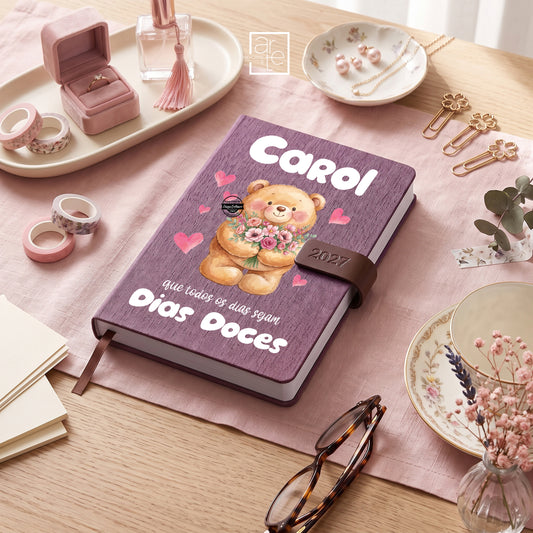 Começa 2027 com tudo organizado com esta agenda diária personalizada.
Agenda em tecido cinza personalizada "Que todos os dias sejam dias doces", prática, original e com um design amoroso e moderno, é perfeita para planear compromissos, tarefas, objetivos e momentos especiais.

💙 Características:
📅 Agenda diária 2027
📸 Capa personalizada com frase e imagem que desejar
💙 Capa tecido bordeaux com design moderno e divertido
✨ Ideal para organização diária
🎁 Perfeita para oferecer

Se procuras uma agenda pe