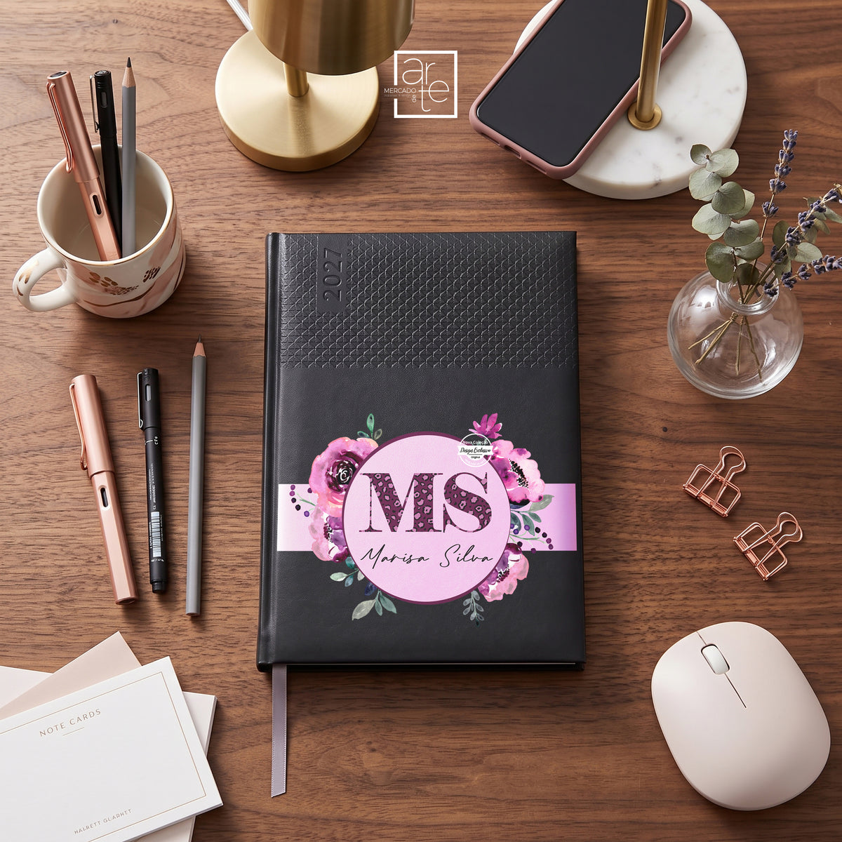 Começa 2027 com tudo organizado com esta agenda semanal personalizada.
Agenda com capa dura preta de acabamento premium texturizado no topo personalizada com iniciais e nome, prática, original e com um design amoroso e moderno, é perfeita para planear compromissos, tarefas, objetivos e momentos especiais.

💙 Características:
📅 Agenda personalizada 2027
📸 Capa personalizada com frase e imagem que desejar
💙 Capa dura preta com design moderno e divertido
✨ Ideal para organização diária
🎁 Perfeita para ofe