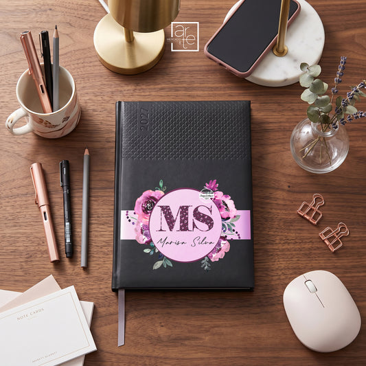 Começa 2027 com tudo organizado com esta agenda semanal personalizada.
Agenda com capa dura preta de acabamento premium texturizado no topo personalizada com iniciais e nome, prática, original e com um design amoroso e moderno, é perfeita para planear compromissos, tarefas, objetivos e momentos especiais.

💙 Características:
📅 Agenda personalizada 2027
📸 Capa personalizada com frase e imagem que desejar
💙 Capa dura preta com design moderno e divertido
✨ Ideal para organização diária
🎁 Perfeita para ofe