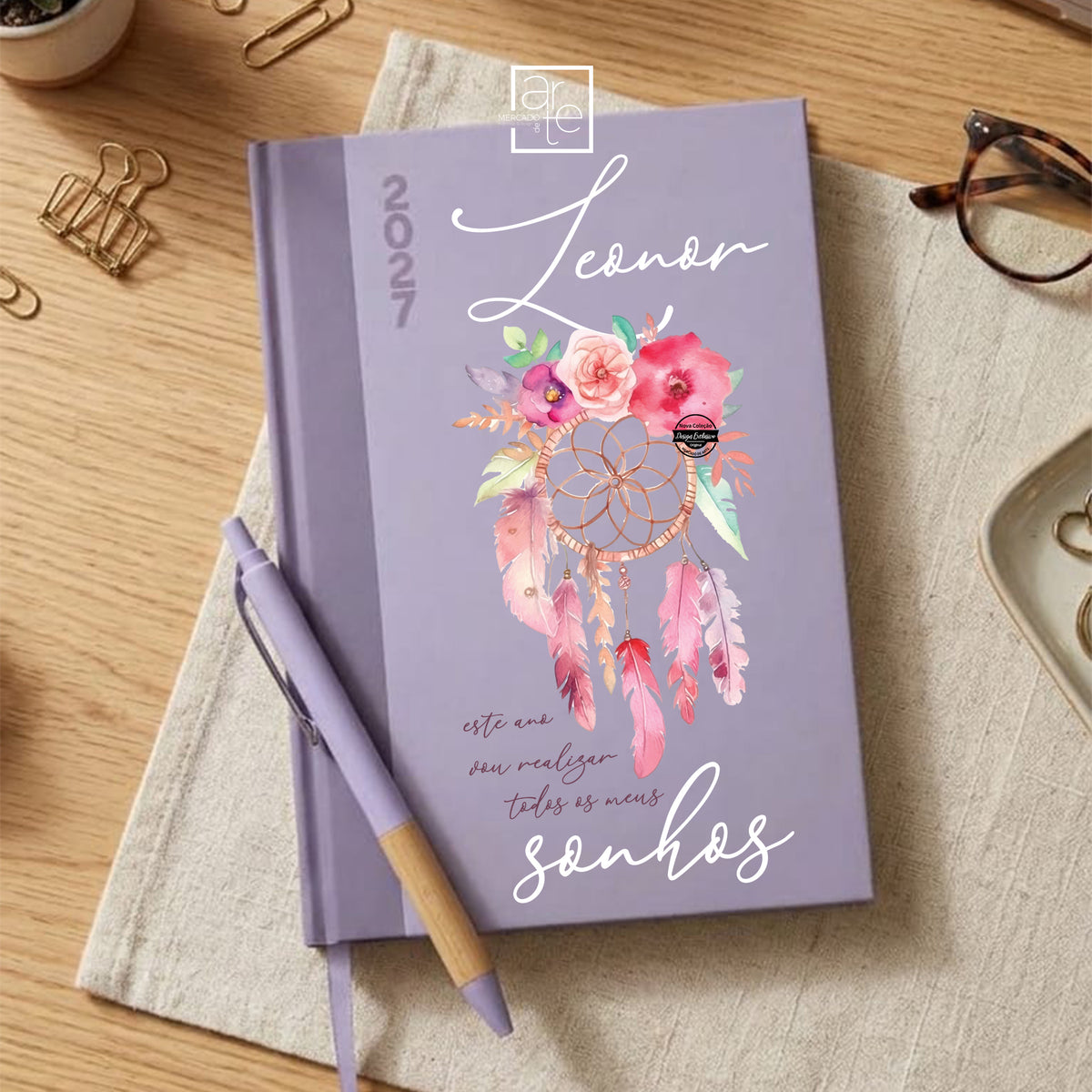 Começa 2027 com tudo organizado com esta agenda diária personalizada.
Agenda cores pastel com caneta "Este ano vou realizar todos os meus sonhos", prática, original e com um design moderno, é perfeita para planear compromissos, tarefas, objetivos e momentos especiais.

💙 Características:
📅 Agenda diária 2027
📸 Capa personalizada com frase e imagem que desejar
💙 Capa lilás pastel com design moderno e divertido
✨ Ideal para organização diária
🎁 Perfeita para oferecer

Se procuras uma agenda personalizada