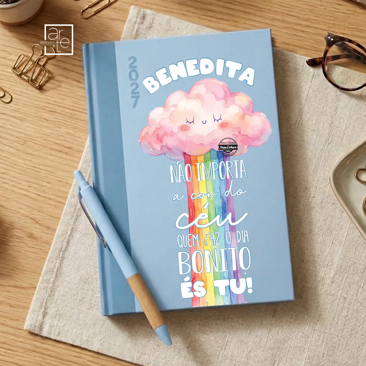 Começa 2027 com tudo organizado com esta agenda diária personalizada.
Agenda cores pastel com caneta "Não importa a cor do céu quem faz o dia bonito és tu", prática, original e com um design moderno, é perfeita para planear compromissos, tarefas, objetivos e momentos especiais.

💙 Características:
📅 Agenda diária 2027
📸 Capa personalizada com frase e imagem que desejar
💙 Capa azul pastel com design moderno e divertido
✨ Ideal para organização diária
🎁 Perfeita para oferecer

Se procuras uma agenda pers