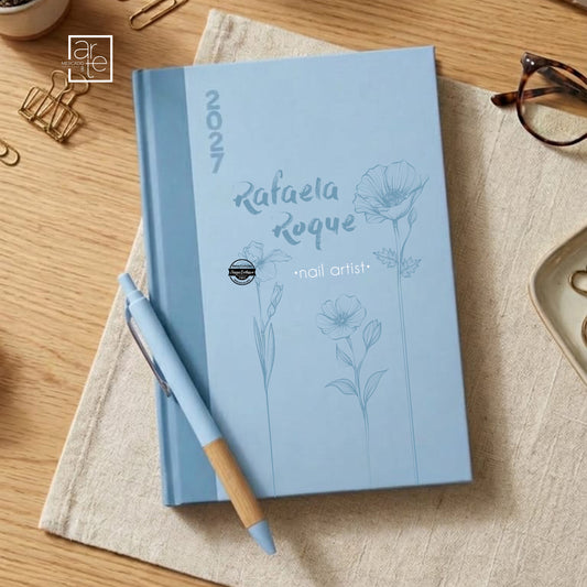 Começa 2027 com tudo organizado com esta agenda diária personalizada.
Agenda cores pastel com caneta - nome e profissão, prática, original e com um design moderno, é perfeita para planear compromissos, tarefas, objetivos e momentos especiais.

💙 Características:
📅 Agenda diária 2027
📸 Capa personalizada com frase e imagem que desejar
💙 Capa azul pastel com design moderno e divertido
✨ Ideal para organização diária
🎁 Perfeita para oferecer

Se procuras uma agenda personalizada 2027, prática e original, 