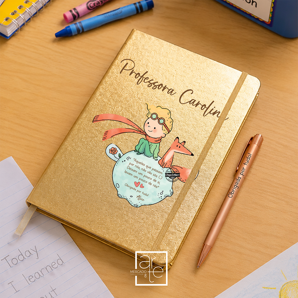 ✨ Torna cada momento ainda mais especial com os nossos artigos personalizados inspirados no universo mágico do Principezinho.

Bloco e/ou caneta principezinho "Aqueles que passam por nós, não vão sós. Deixam um pouco de si, levam um pouco de nós" uma lembrança única, criada com carinho e personalizada nomes e/ou frase que desejar.&nbsp;

Porque, tal como o Principezinho nos ensinou, "o essencial é invisível aos olhos" - mas uma recordação feita à medida fica para sempre no coração. 💛