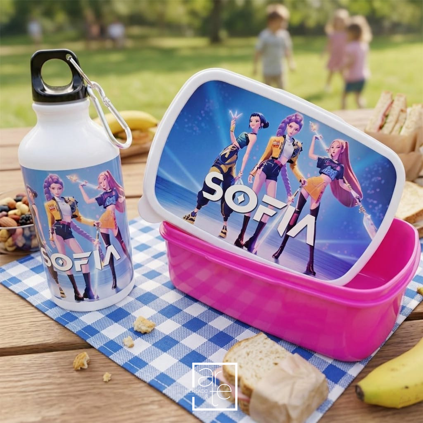 Leva o teu estilo para a escola com esta caixa de lanche e/ou garrafa personalizada inspirada nas guerreiras do K-Pop! Perfeita para fãs de música, animação e cultura coreana, esta garrafa combina um design moderno e colorido com a possibilidade de&nbsp;personalizar com o nome, tornando-a num acessório único para o&nbsp;regresso às aulas.

Ideal para a escola, atividades extracurriculares, passeios ou desporto, é leve, resistente e reutilizável, ajudando a manter a hidratação ao longo do dia. Um presente or