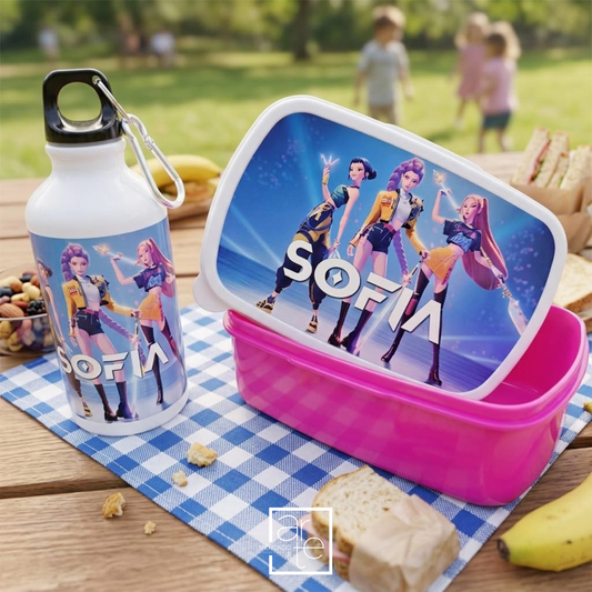 Leva o teu estilo para a escola com esta caixa de lanche e/ou garrafa personalizada inspirada nas guerreiras do K-Pop! Perfeita para fãs de música, animação e cultura coreana, esta garrafa combina um design moderno e colorido com a possibilidade de&nbsp;personalizar com o nome, tornando-a num acessório único para o&nbsp;regresso às aulas.

Ideal para a escola, atividades extracurriculares, passeios ou desporto, é leve, resistente e reutilizável, ajudando a manter a hidratação ao longo do dia. Um presente or