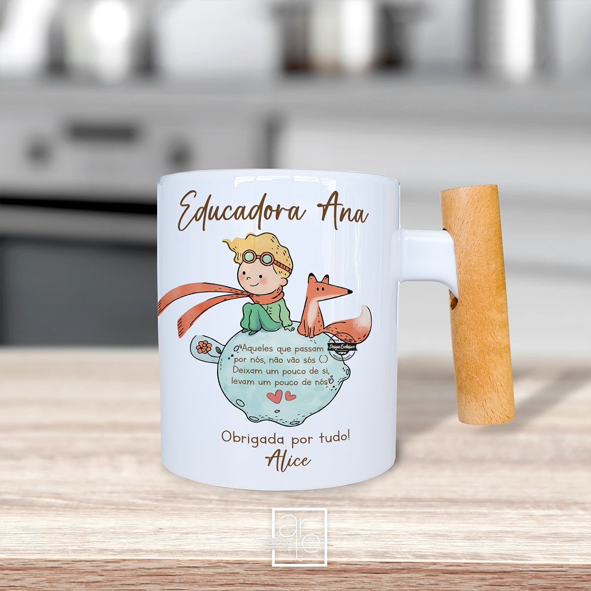 ✨ Torna cada momento ainda mais especial com os nossos artigos personalizados inspirados no universo mágico do Principezinho.

Caneca com asa de madeira&nbsp; principezinho "Aqueles que passam por nós, não vão sós. Deixam um pouco de si, levam um pouco de nós" uma lembrança única, criada com carinho e personalizada nomes e/ou frase que desejar.&nbsp;

Porque, tal como o Principezinho nos ensinou, "o essencial é invisível aos olhos" - mas uma recordação feita à medida fica para sempre no coração. 💛