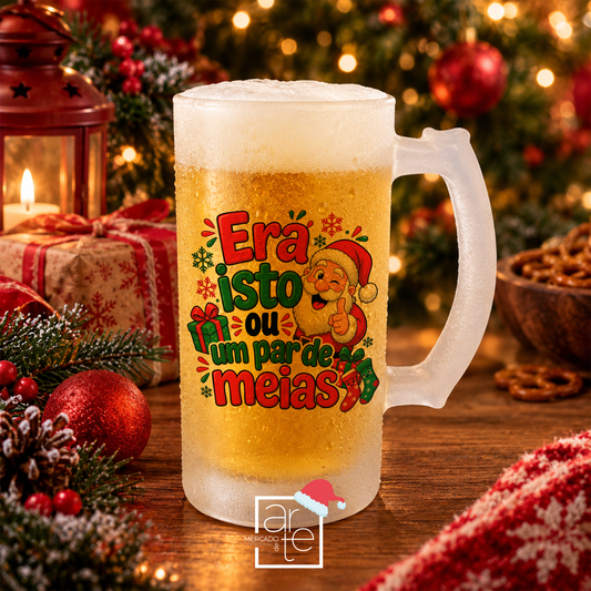 Este Natal, oferece sorrisos, boa disposição e uma boa dose de humor! 🎁

Caneca de cerveja Pai Natal "Era isto ou um par de meias", é perfeita para quem adora prendas originais, divertidas e cheias de espírito natalício.

Ideal para surpreender amigos, família ou aquele amigo secreto que merece algo diferente, porque, convenhamos, há prendas que aquecem o coração… e outras que dão vontade de rir! 😂

Porque neste Natal, entre tantas surpresas… era isto ou um par de meias! 🎄