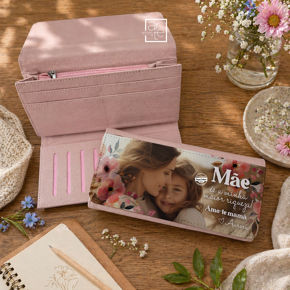 Carteira cor de rosa "Mãe és a minha maior riqueza" em pele sintética e com sete compartimentos para cartões, bolso para moedas, porta documentos, compartimento notas e outros separadores que pode utilizar para várias documentos.

Personalize com a fotografia e texto ao seu gosto.
