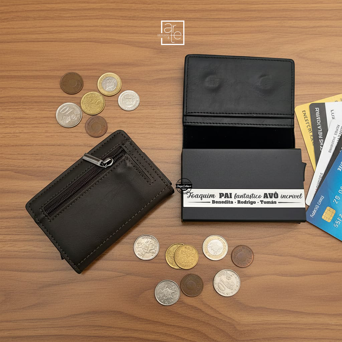 Uma das peças mais procuradas chegou à nossa loja!

Carteira para homem em pele sintética de alta qualidade, disponível em preto ou castanho.
Inclui porta-cartões com proteção RFID, permitindo guardar até 6 cartões, acessíveis com apenas um clique.
No interior, conta ainda com compartimentos para notas, dois compartimentos adicionais e uma bolsa para moedas. Personalize com pequena frase que desejar.&nbsp;