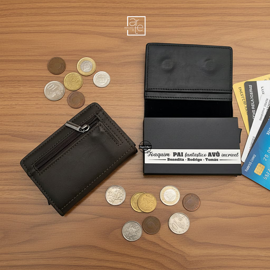 Uma das peças mais procuradas chegou à nossa loja!

Carteira para homem em pele sintética de alta qualidade, disponível em preto ou castanho.
Inclui porta-cartões com proteção RFID, permitindo guardar até 6 cartões, acessíveis com apenas um clique.
No interior, conta ainda com compartimentos para notas, dois compartimentos adicionais e uma bolsa para moedas. Personalize com pequena frase que desejar.&nbsp;