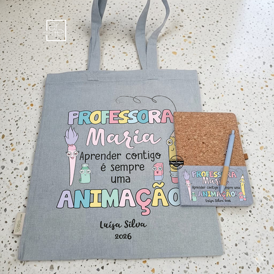 Adoramos esta coleção!

Conjunto saco, bloco de notas e caneta "Aprender contigo é sempre uma animação", personalizado com a frase e/ou nome que desejar.
