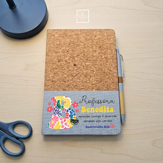 Porque há professores que deixam marca para a vida.

Conjunto bloco com caneta professora "Aprender contigo é divertido, obrigada pelo carinho" o conjunto perfeito para agradecer todo o carinho, dedicação e paciência ao longo do ano letivo.
Com um design floral, personalizado com nome e frase, torna-se uma recordação única e cheia de significado.