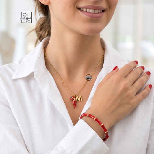 Este é o momento de usar acessórios que combinam consigo! ✨

A nossa coleção de fios traz peças modernas, delicadas e cheias de personalidade, perfeitas para complementar qualquer look e tornar cada momento ainda mais especial.

Conjunto fio e pulseira "Red", personalizado com inicial.

Estilo, significado e personalidade — tudo num só fio! 🤍