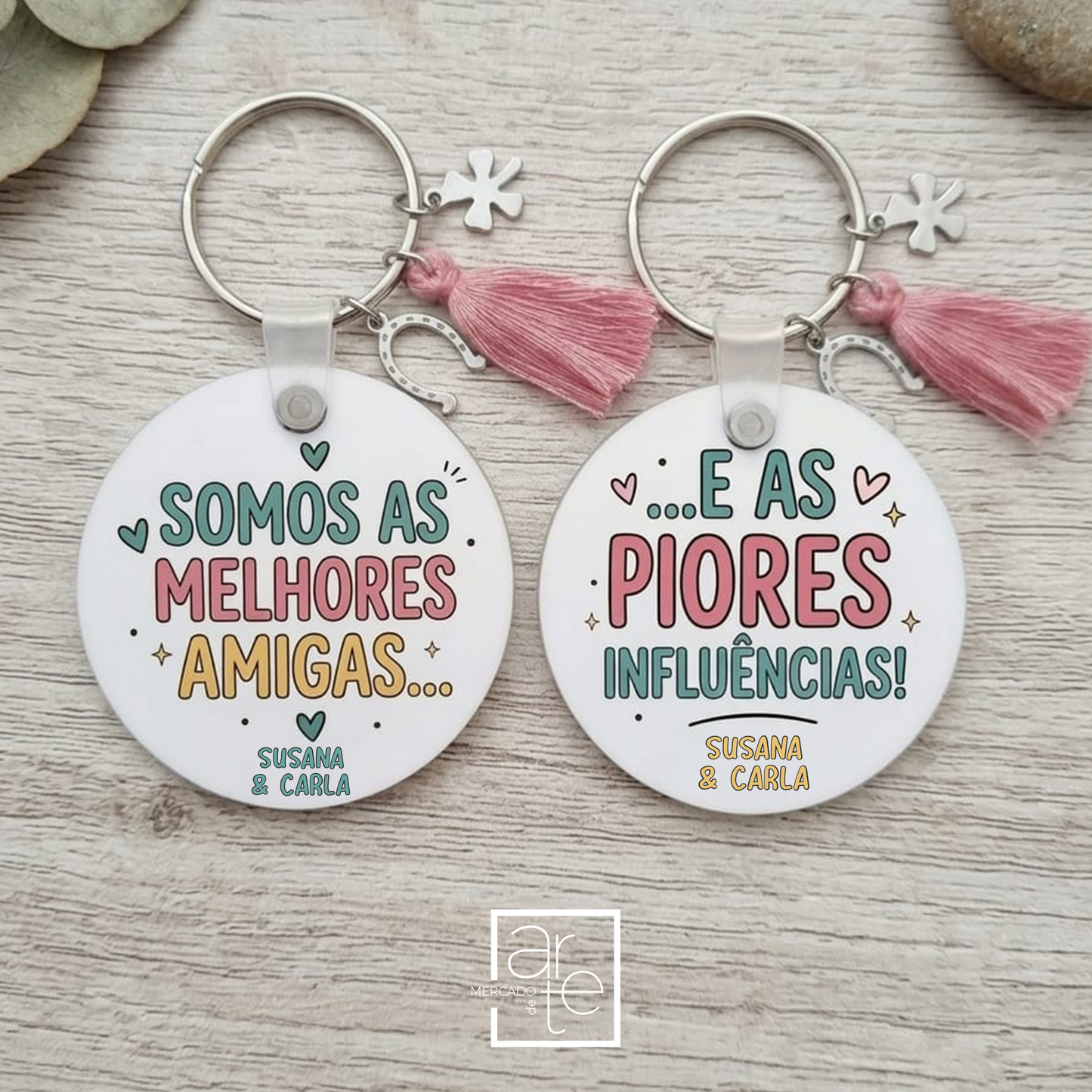 Somos as melhores amigas… e as piores influências. 😂🫶

Conjunto porta- chaves "Somos as melhores amigas... E as piores influências", porque algumas amizades não precisam de explicação. Precisam de&nbsp;memórias, gargalhadas e coisas personalizadas que sejam tão únicas quanto vocês. 💖

Personaliza para a tua melhor amiga e celebra essa amizade que ninguém entende, mas que vocês adoram.&nbsp;