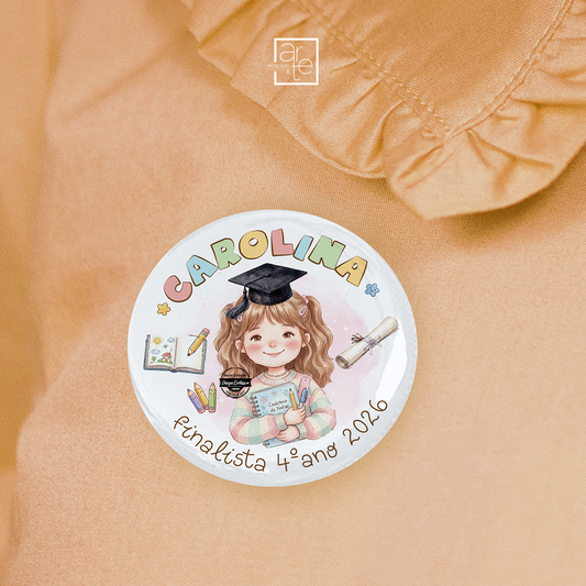 Celebra o fim de uma etapa inesquecível com uma lembrança única e cheia de significado! 🎓✨

Crachá finalista “Menino / Menina” são perfeitos para marcar este momento tão especial de uma forma original e memorável.
Com personalização exclusiva, detalhes criativos e um toque académico irresistível, cada peça torna-se uma recordação única desta fase tão importante. 💫

Ideais para oferecer, usar nas celebrações ou guardar como memória para o futuro, porque os melhores momentos merecem ficar para sempre. 🤍