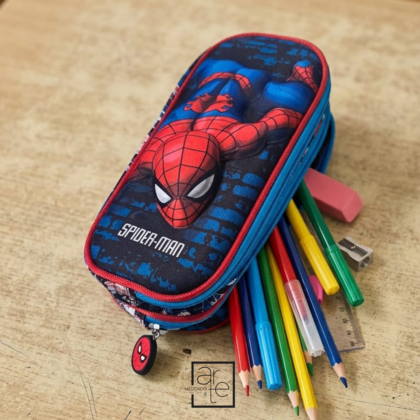 Estojo com relevo "Spider-Man"