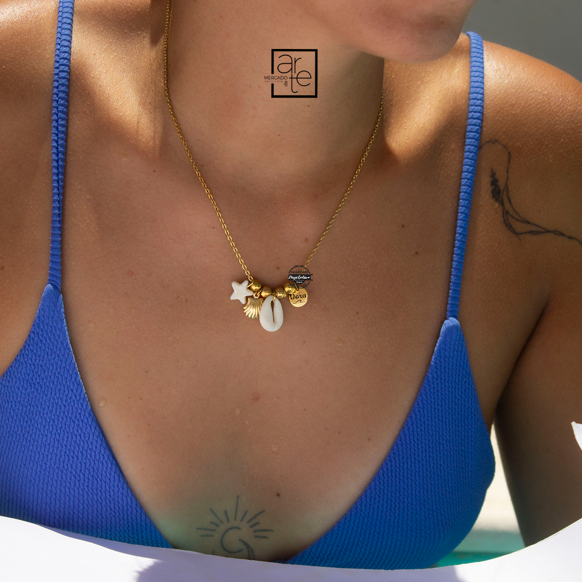 Este verão pede acessórios que combinem com a sua energia!
&nbsp;A nossa nova coleção de bijuteria traz peças modernas, leves e cheias de cor, perfeitas para criar looks frescos e descomplicados.

Mais do que acessórios, são peças personalizadas&nbsp; que transformam o seu visual e contam algo sobre si.

Moda, significado e personalidade – tudo num só verão!