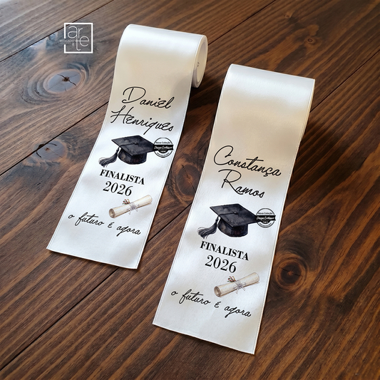 Celebra um momento inesquecível com uma lembrança única e cheia de brilho! 🎓✨

As nossas fitas para finalistas “O futuro é agora” são perfeitas para homenagear os pequenos grandes vencedores desta etapa tão especial.
Com frase e nome personalizados, decoração divertida e um toque académico irresistível, tornam qualquer lembrança de finalistas ainda mais memorável. 💫

Porque cada conquista merece ser celebrada em grande!&nbsp;