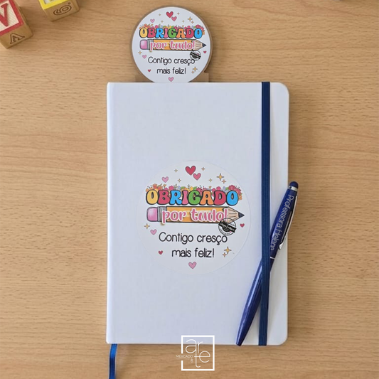 Uma explosão de cor e carinho para quem faz a diferença todos os dias!

A nossa&nbsp;coleção super colorida, com um encantador&nbsp;design de lápis super multicolorido, foi criada especialmente para presentear aquelas pessoas incríveis da comunidade escolar , seja a&nbsp;professora,&nbsp;educadora,&nbsp;auxiliar&nbsp;ou qualquer outro coração que marcou o ano letivo!

Cada peça pode ser&nbsp;personalizada com a frase que quiseres, com nome da pessoa, frase especial e nome ou turma de das crianças, tornando 