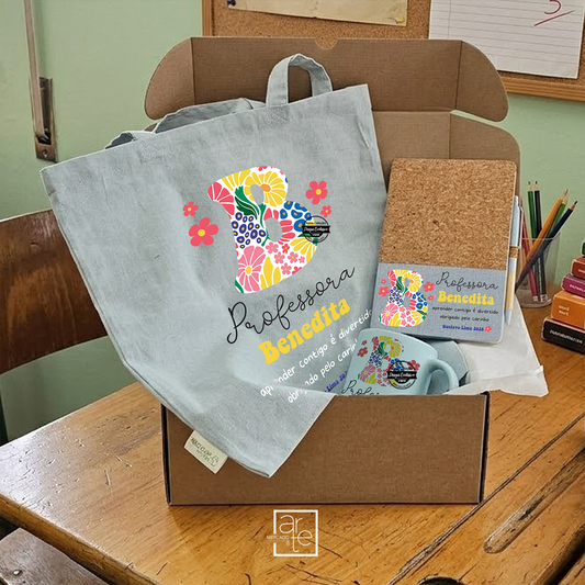 Porque há professores que deixam marca para a vida.

Kit especial professora inicial "Aprender contigo é divertido, obrigada pelo carinho" o conjunto perfeito para agradecer todo o carinho, dedicação e paciência ao longo do ano letivo.

Com um design floral, personalizado com nome e frase, torna-se uma recordação única e cheia de significado.